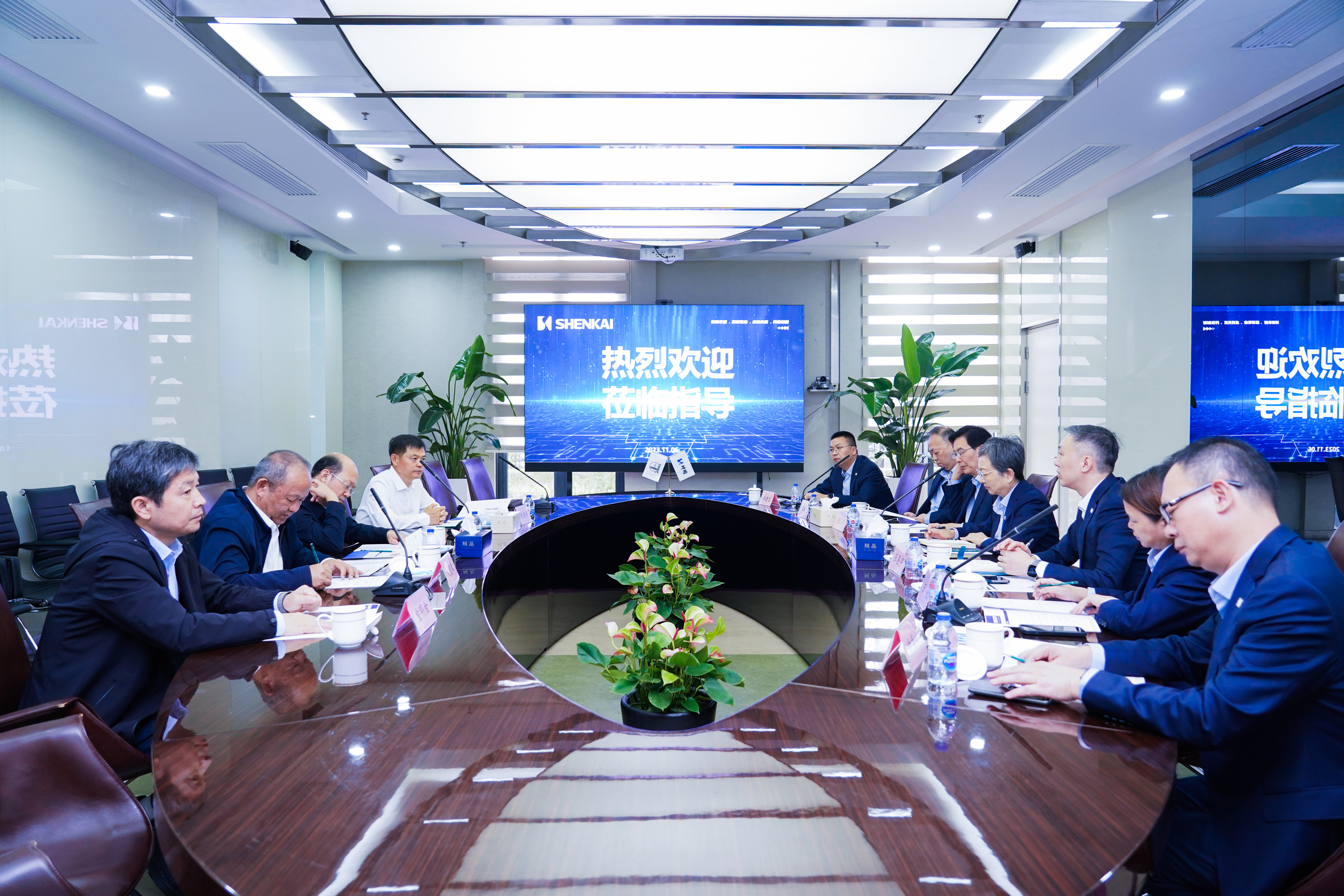 中國(guó)石化領(lǐng)導(dǎo)劉會(huì)友、張建闊一行蒞臨神開參觀考察(圖1)